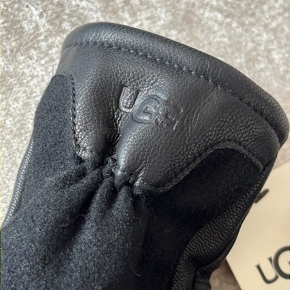 Brand New UGG Mens Wool & Genuine Leather Touchscreen Tech Gloves Faux Fur Lined - Picture 3 of 13